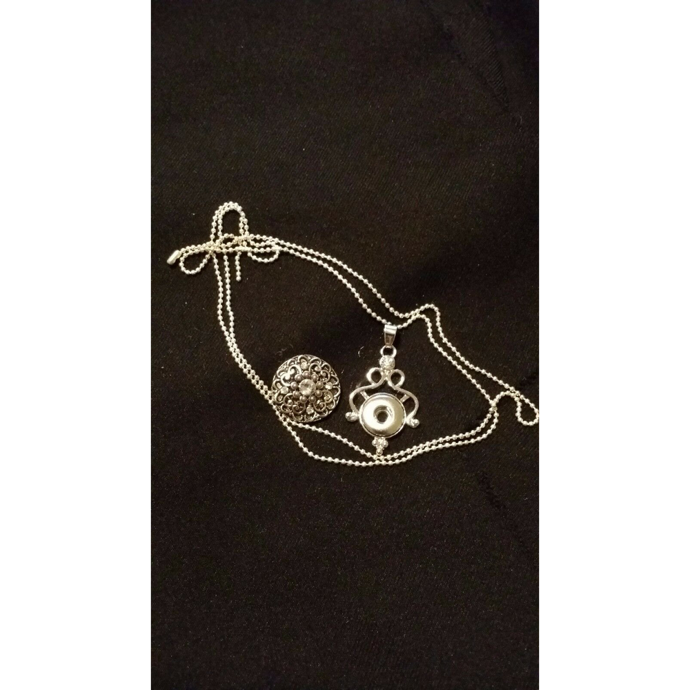 Lovely Vintage Silver Snap, Silver Snap Pendant & 26” Alloy Chain - Picture 2 of 4